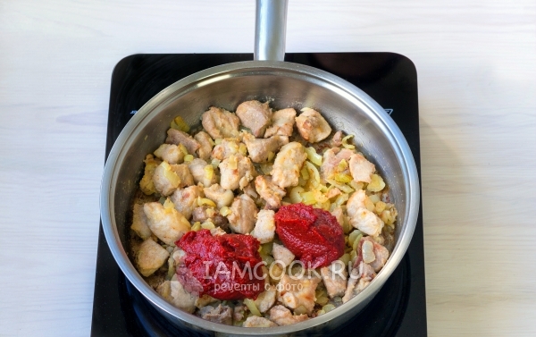 Положить томатную пасту