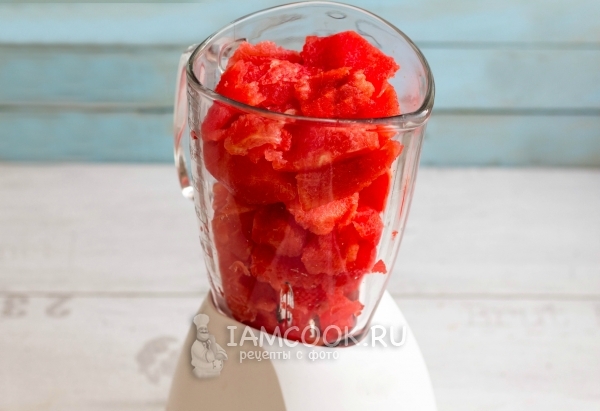 Положить арбуз в блендер