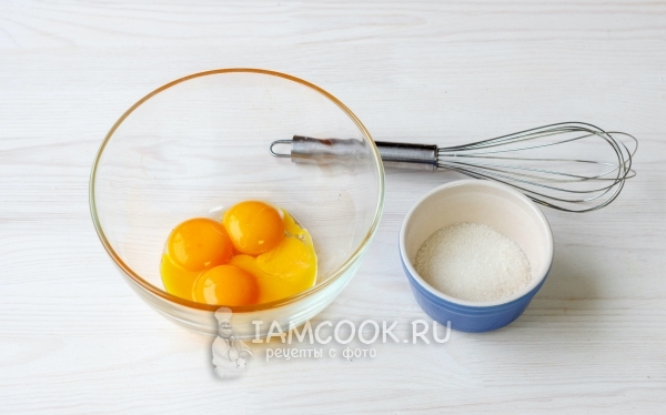 Взбить желтки с сахаром