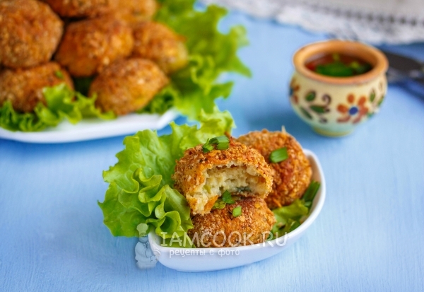 Картофельные шарики из пюре с сыром