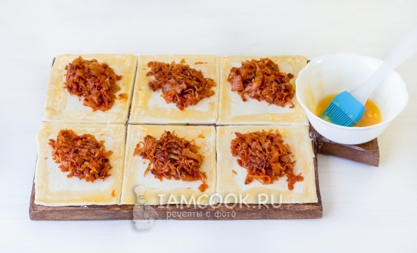 Смазать края теста желтком