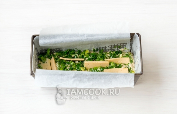 Положить кусочки сыра