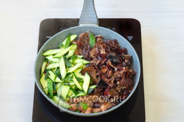 Положить грибы и огурцы