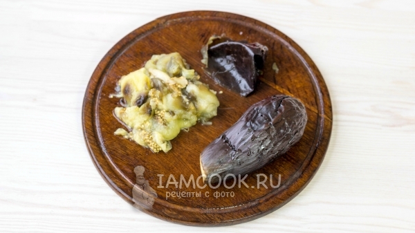 Нарезаем баклажаны