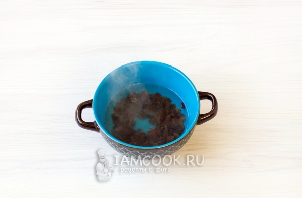 Залить изюм кипятком