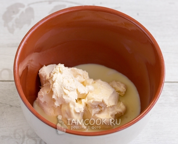 Соединить сливки и сгущенку