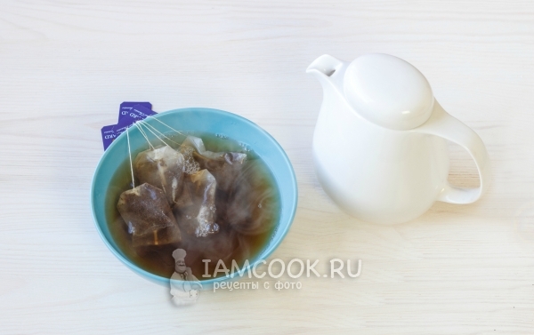 Залить чайные пакетики кипятком