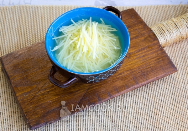 Положить картофель в воду