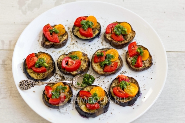 Положить помидоры и зеленый соус