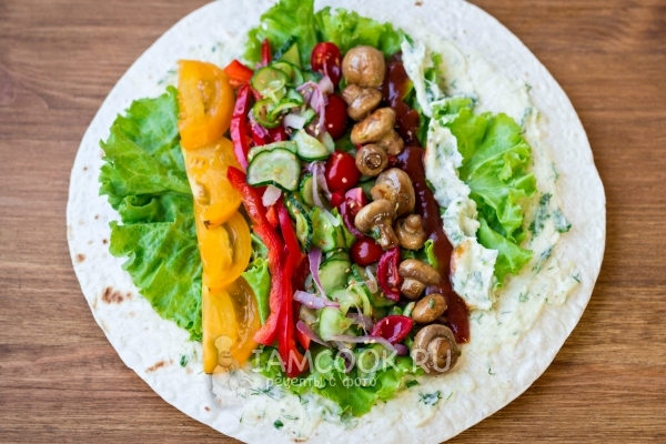 Выложить на лаваш овощи и грибы