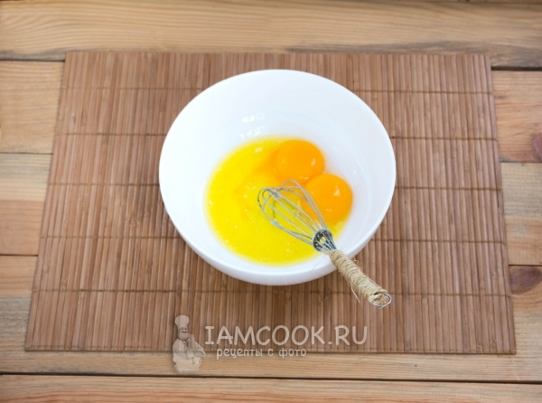 Соединить масло с желтками