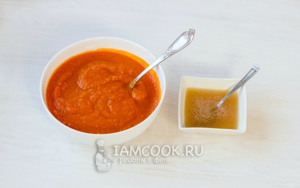 Влить желатин в тыквенное пюре