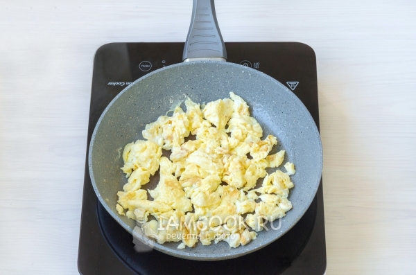 Пожарить яичную смесь