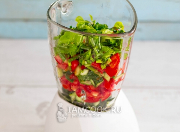 Положить овощи в блендер