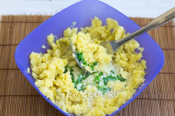 Размять картофель с молоком