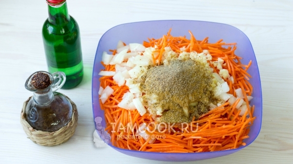 Влить масло и уксус