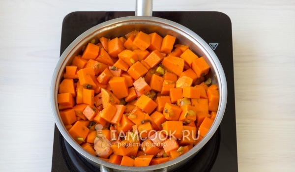 Добавить в сковороду тыкву