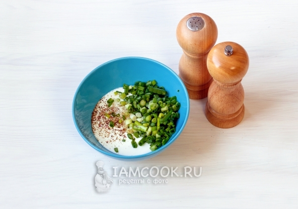 Соединить сметану с зеленью и чесноком