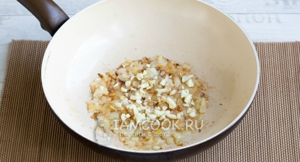 Обжарить лук с чесноком