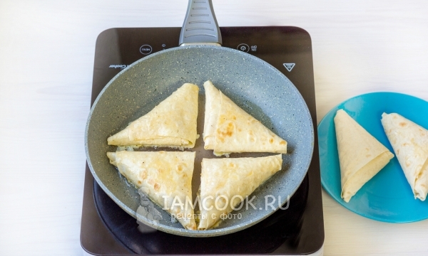 Положить лаваш с начинкой на сковороду