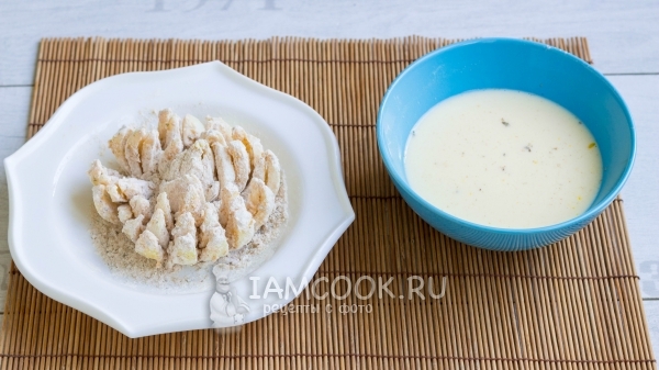 Запанировать луковый цветок