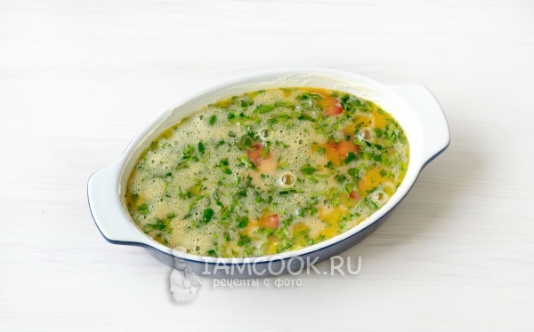 Влить яичную смесь