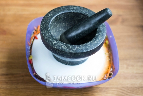 Поставить на овощи гнет