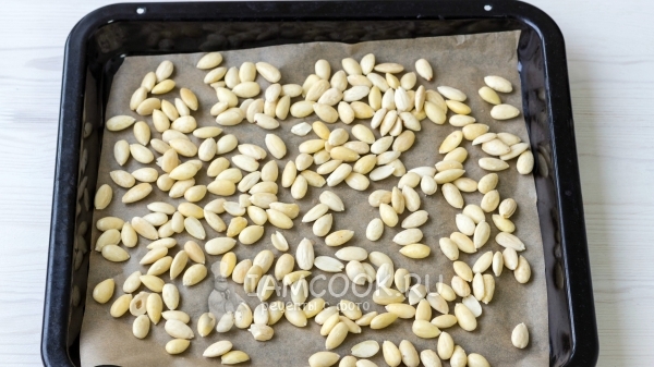 Обжарить орехи