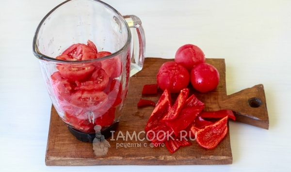 Положить в блендер помидоры