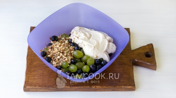 Соединить виноград, орехи и сливочную массу