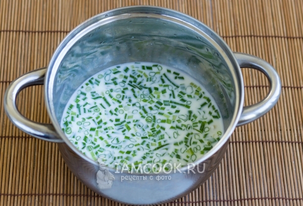 Положить зеленый лук в молоко