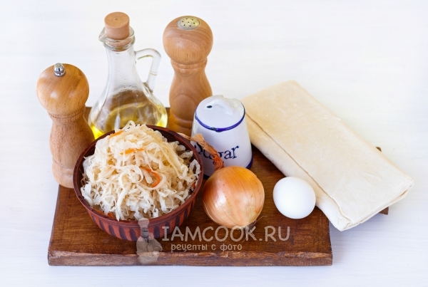 Ингредиенты для пирожков с кислой капустой из слоеного теста в духовке