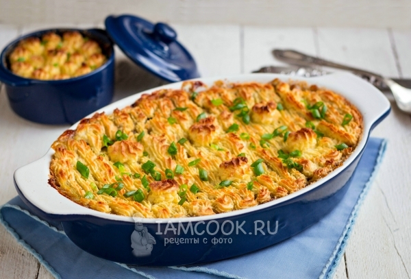 Готовая картофельна запеканка с курицей и грибами в духовке