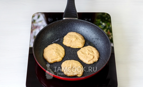 Положить тесто на сковороду