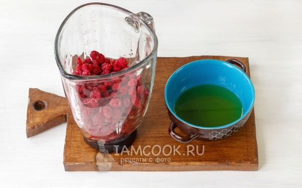 Влить к малине сироп