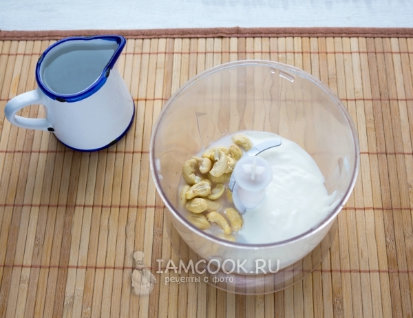 Соединить в блендере орехи, воду и йогурт