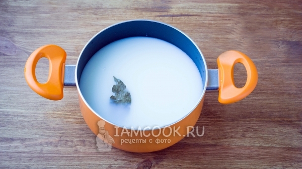 Соединить воду, молоко и лавровый лист