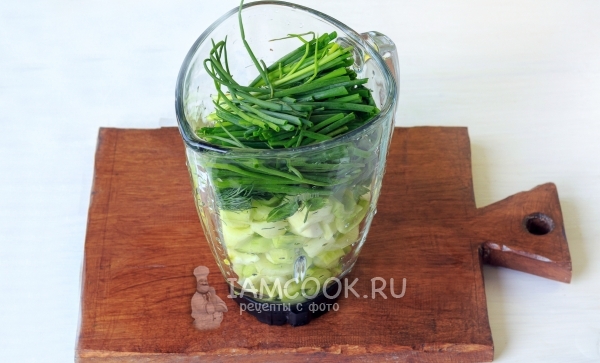 Положить огурцы и зелень в блендер