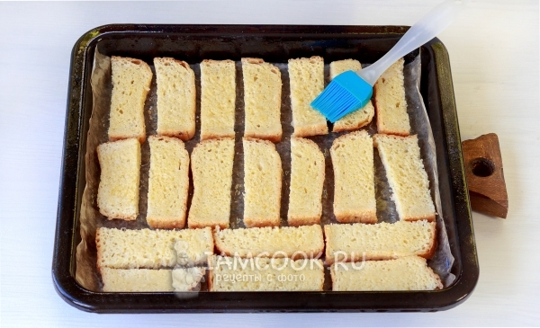 Смазать хлеб маслом