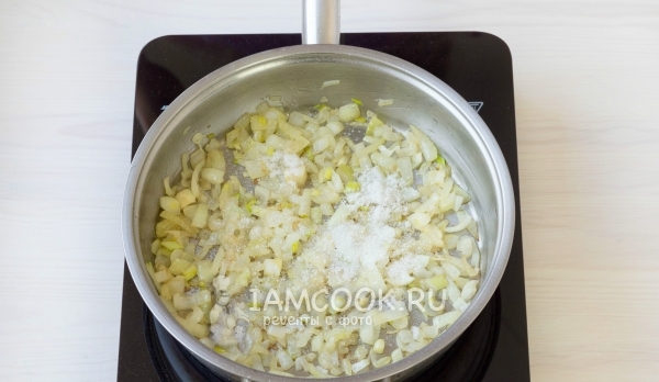 Добавить в сковороду сахар и соль