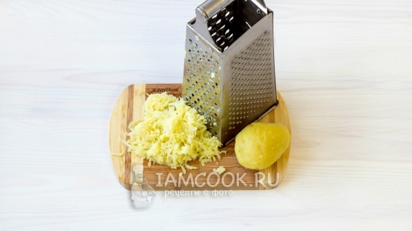 Натереть картофель на терке
