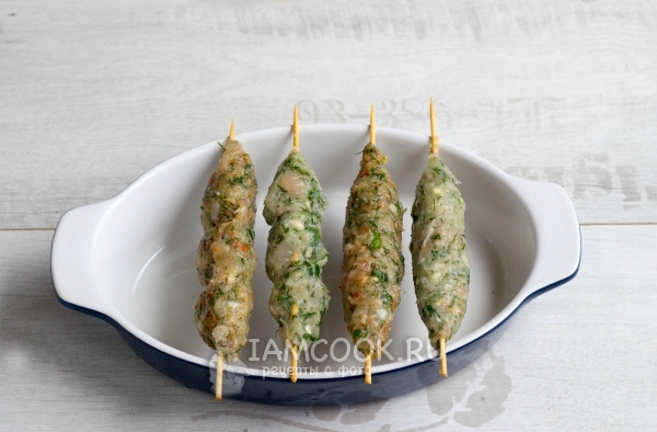 Выложить кебаб в форму