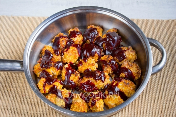 Полить куриное филе соусом