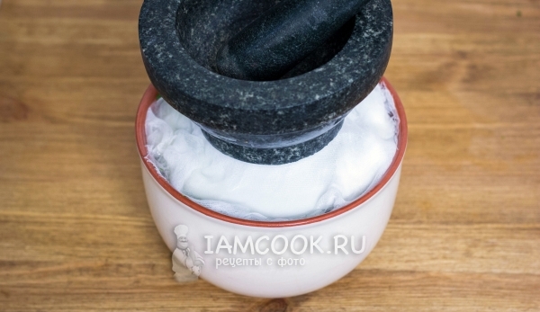 Положить на помидоры гнет