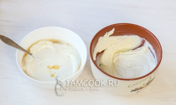 Влить в творожную массу желатин