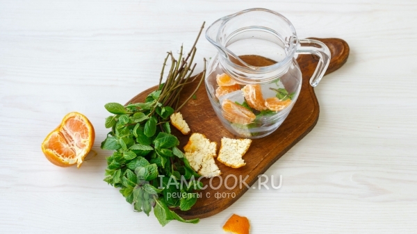 Положить в графин мяту, лед и дольки мандарин