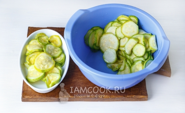 Отжать кабачки