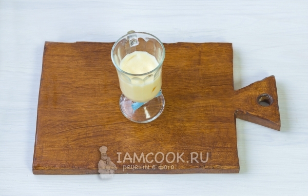 Влить смесь сиропа со сливками