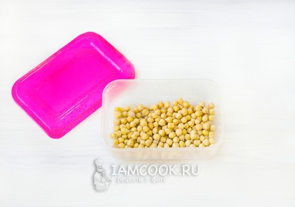 Положить нут в контейнер