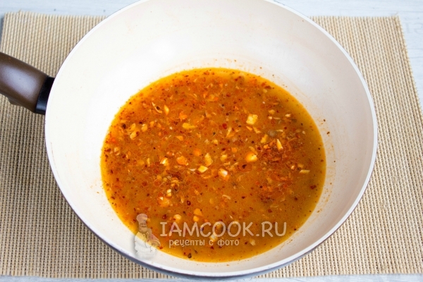 Влить вино, масло, соевый соус и уксус